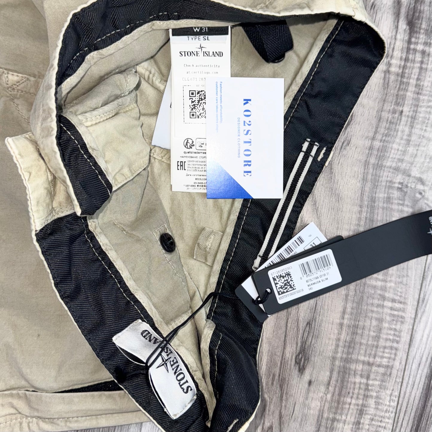 Stone Island Bermuda Badge Cargo Shorts - 31W