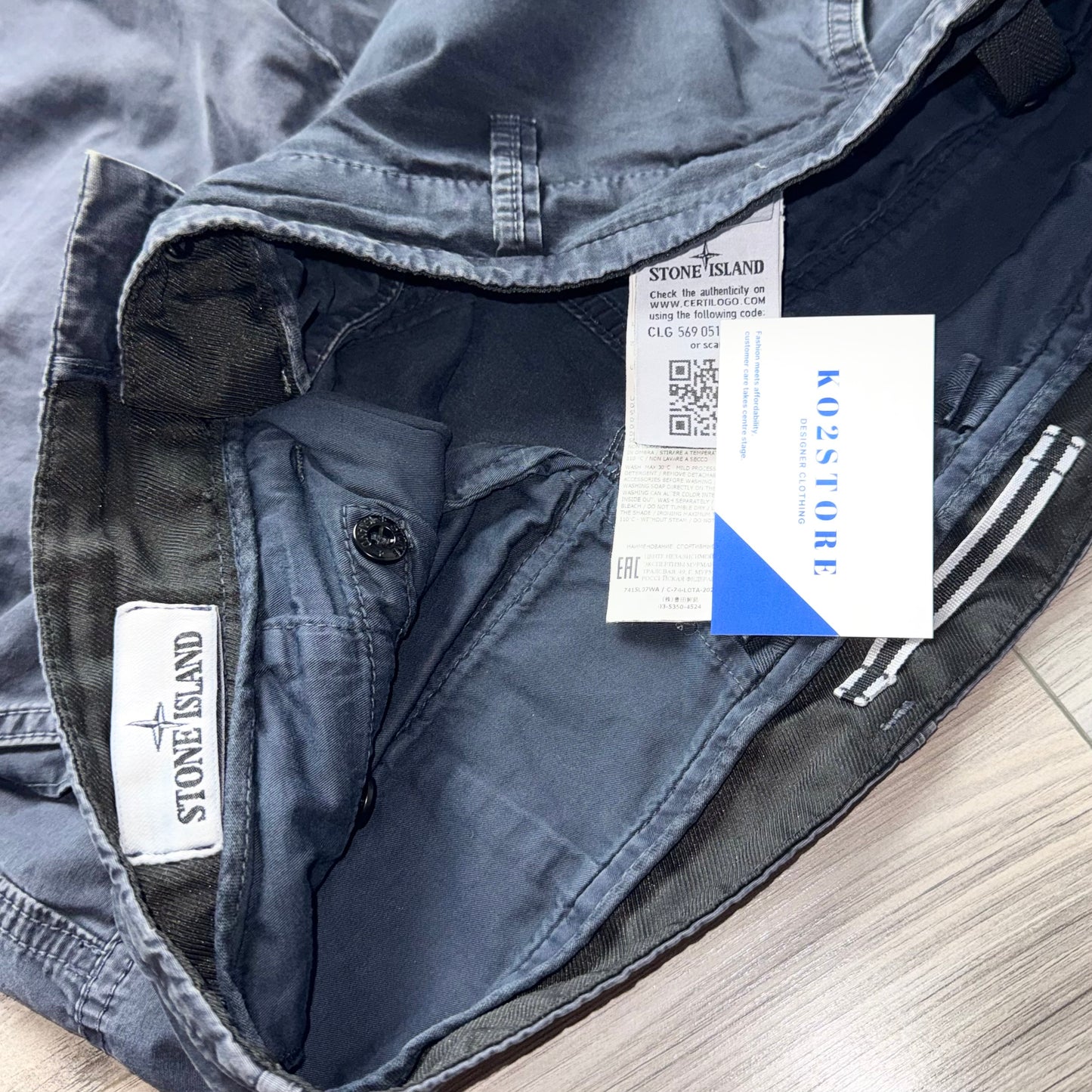 Stone Island Bermuda Badge Cargo Shorts - 32W